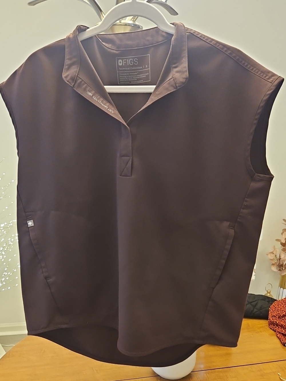 Figs Espresso Womens Rafaela Sleeveless Button-Down Scrub Top In Small.